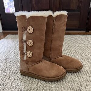 UGG Bailey Button Boots - size 6